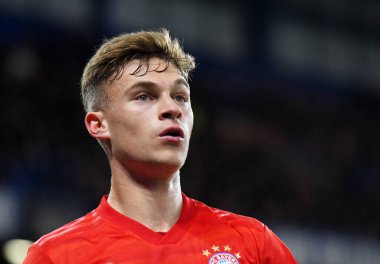 LONDON, ENGLAND - 26 Şubat 2020: Bayern 'den Joshua Kimmich, Stamford Bridge' de Chelsea FC ve Bayern Münih arasında oynanan 2019 / 20 UEFA Şampiyonlar Ligi 16..