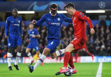 LONDON, ENGLAND - 26 Şubat 2020: Chelsea 'den Andreas Christensen ve Bayern' den Robert Lewandowski Stamford Bridge 'de Chelsea FC ve Bayern Münih arasında oynanan 2019 / 20 UEFA Şampiyonlar Ligi 16..