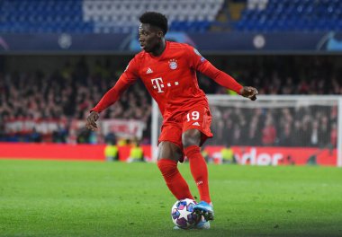 LONDON, ENGLAND - 26 Şubat 2020: Bayern 'den Alphonso Davies, Chelsea FC ve Bayern Münih arasında oynanan 2019 / 20 UEFA Şampiyonlar Ligi 16..