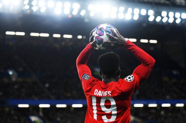 LONDON, ENGLAND - 26 Şubat 2020: Bayern 'den Alphonso Davies, Chelsea FC ve Bayern Münih arasında oynanan 2019 / 20 UEFA Şampiyonlar Ligi 16..