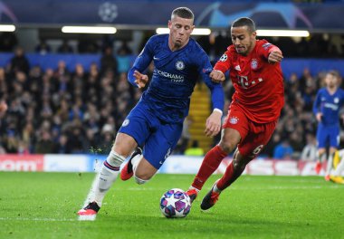 LONDON, ENGLAND - 26 Şubat 2020: Chelsea 'den Ross Barkley ve Bayern' den Thiago Alcantara do Nascimento, Chelsea FC ve Bayern Münih arasında oynanan 2019 / 20 UEFA Şampiyonlar Ligi 16..