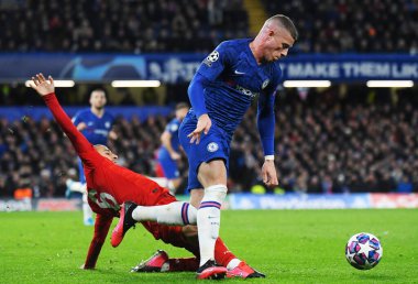 LONDON, ENGLAND - 26 Şubat 2020: Bayern 'den Thiago Alcantara do Nascimento ve Chelsea' den Ross Barkley, Chelsea FC ve Bayern Münih arasında oynanan 2019 / 20 UEFA Şampiyonlar Ligi 16..