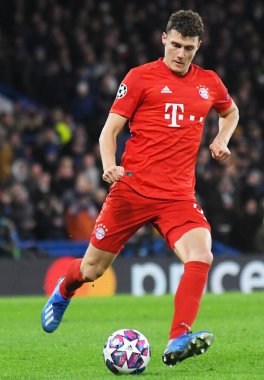 LONDON, ENGLAND - 26 Şubat 2020: Bayern 'den Benjamin Pavard, Stamford Bridge' de Chelsea FC ve Bayern Münih arasında oynanan 2019 / 20 UEFA Şampiyonlar Ligi 16..