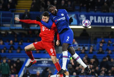 LONDON, ENGLAND - 26 Şubat 2020: Bayern 'den Robert Lewandowski ve Chelsea' den Antonio Rudiger Stamford Bridge 'de Chelsea FC ve Bayern Münih arasında oynanan 2019 / 20 UEFA Şampiyonlar Ligi 16..