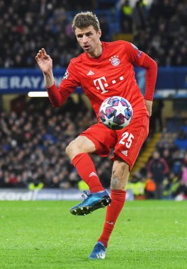 LONDON, ENGLAND - 26 Şubat 2020: Bayern 'li Thomas Muller, Stamford Bridge' de Chelsea FC ve Bayern Münih arasında oynanan 2019 / 20 UEFA Şampiyonlar Ligi 16..