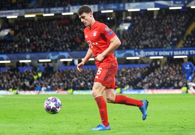 LONDON, ENGLAND - 26 Şubat 2020: Bayern 'den Benjamin Pavard, Stamford Bridge' de Chelsea FC ve Bayern Münih arasında oynanan 2019 / 20 UEFA Şampiyonlar Ligi 16..