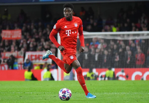 LONDON, ENGLAND - 26 Şubat 2020: Bayern 'den Alphonso Davies, Chelsea FC ve Bayern Münih arasında oynanan 2019 / 20 UEFA Şampiyonlar Ligi 16..