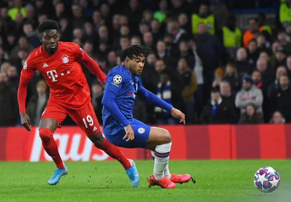 London England 2020 Február Alphonso Davies Bayern Reece James Chelsea — Stock Fotó