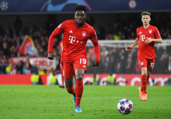 LONDON, ENGLAND - 26 Şubat 2020: Bayern 'den Alphonso Davies, Chelsea FC ve Bayern Münih arasında oynanan 2019 / 20 UEFA Şampiyonlar Ligi 16..