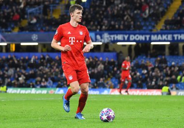 LONDON, ENGLAND - 26 Şubat 2020: Bayern 'den Benjamin Pavard, Stamford Bridge' de Chelsea FC ve Bayern Münih arasında oynanan 2019 / 20 UEFA Şampiyonlar Ligi 16..
