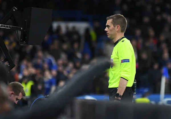 LONDON, ENGLAND - 26 Şubat 2020: Fransız FIFA hakemi Clement Turpin, Stamford Bridge 'de Chelsea FC ve Bayern Münih arasında oynanan 2019 / 20 UEFA Şampiyonlar Ligi 16..