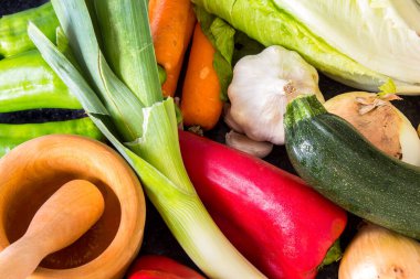 Birkaç taze sebze pişirmeye hazır.