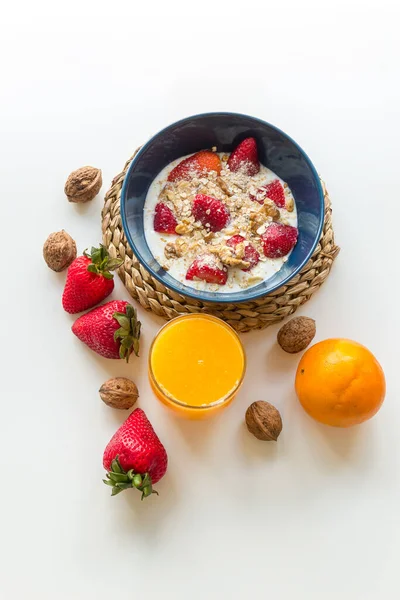 Sund Frukost Yoghurt Apelsinjuice Och Jordgubbar — Stockfoto