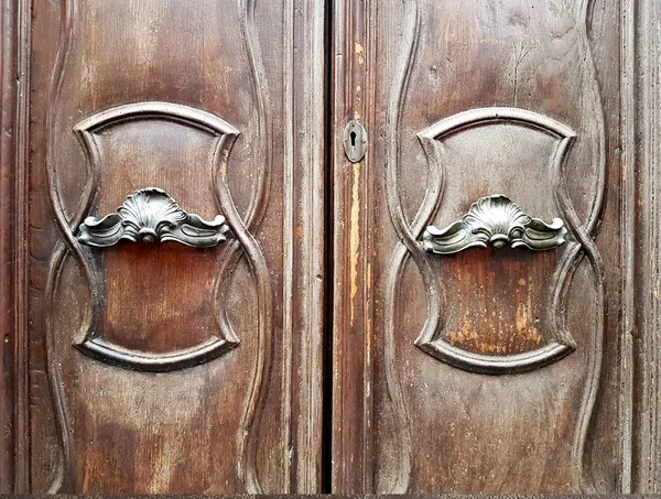 Puerta Vieja Desgastada Con Manijas Antiguas Metal Bruñido Decoraciones Curvas — Foto de Stock