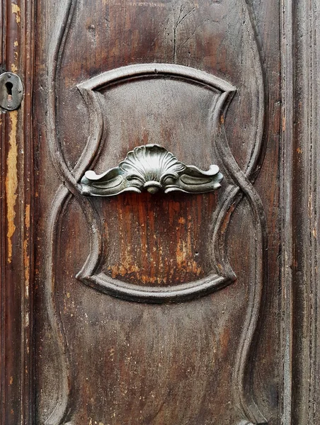 Puerta Vieja Desgastada Con Manijas Antiguas Metal Bruñido Decoraciones Curvas — Foto de Stock