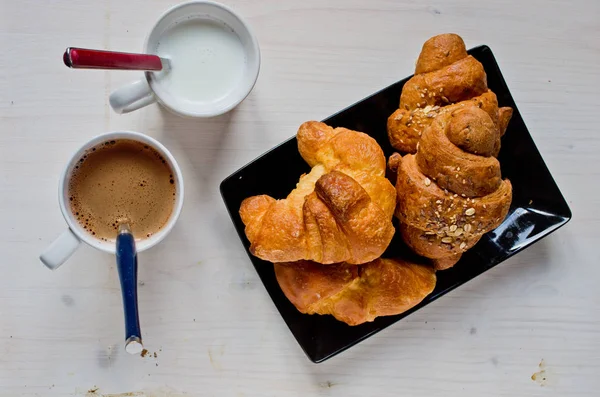 Tereyağı Mısır Gevreği Ile Mükemmel Sağlıklı Kahvaltı Siyah Tepside Kruvasan — Stok fotoğraf