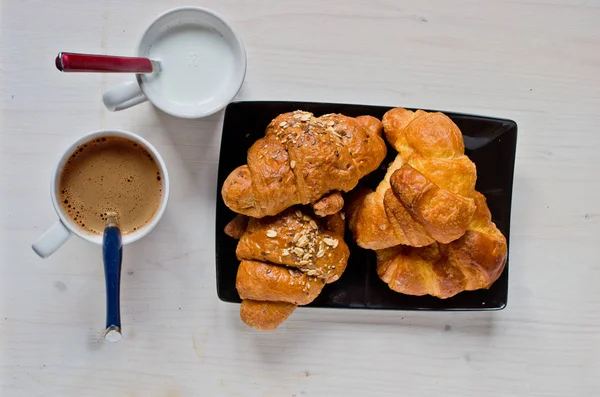 Excelente Desayuno Saludable Con Mantequilla Croissants Cereales Bandeja Negra Mesa —  Fotos de Stock