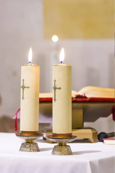 两支十字灯的蜡烛照亮了教堂的 Atre 祝福福音 水和酒为神圣弥撒做好准备 — 图库照片