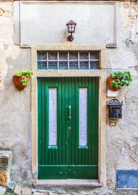 tarihi bina kullanımı ile yıpranmış eski ahşap kapı