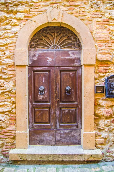 Puerta Antigua Con Arco Madera Consumida Por Uso Del Edificio —  Fotos de Stock