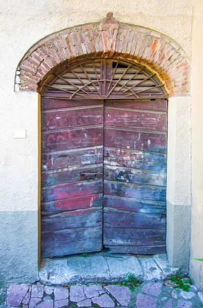 Puerta Antigua Con Arco Madera Consumida Por Uso Del Edificio —  Fotos de Stock