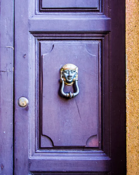 Tête Métal Tête Égyptienne Avec Serrure Pour Clé Ancienne Porte — Photo