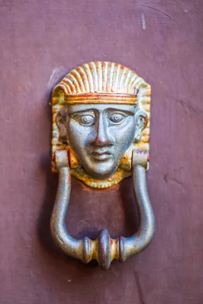 Головная Металлическая Египетская Голова Замком Ключа Древней Деревянной Двери Исторической — стоковое фото