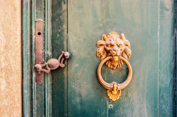 Metal Leeuw Head Knocker Groene Sleutel Deurslot — Stockfoto