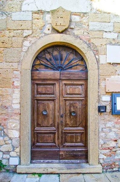 Porta Antiga Com Arco Madeira Consumida Pelo Uso Edifício Histórico — Fotografia de Stock