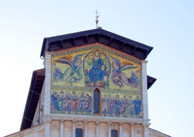 antik kilise Lucca heykeller, mermer ve altın ile süslenmiş İtalya