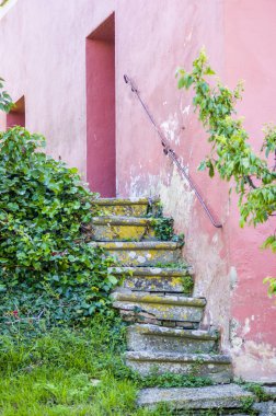 geçit tarihi Ortaçağ Köyü antik bir evde ayaklarda milyonlarca tarafından giyilen taş basamaklar