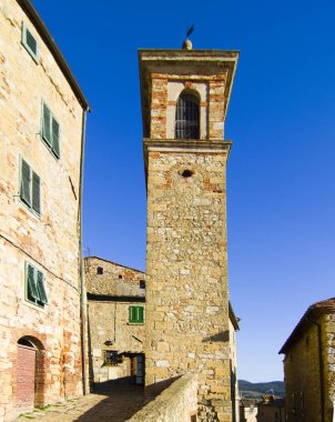mavi gökyüzünde Ortaçağ kökenli antik köy zamanında işaretleme taş ve tuğla duvar çan ile kule