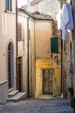 taş ve tuğla ile pencere ve kapı kemer köyü nün eski ortaçağ menşe ile bina