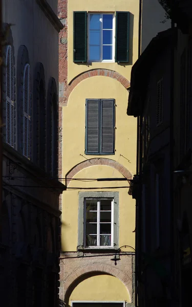 Bâtiment Historique Briques Plâtre Avec Vieilles Fenêtres Voûtées — Photo