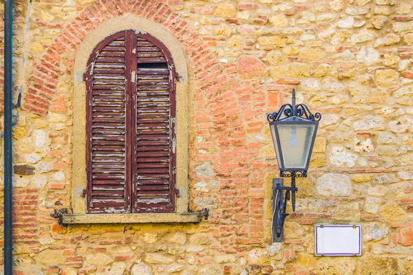 Fenêtre Avec Une Lampe Publique Dans Palais Ancien Village — Photo