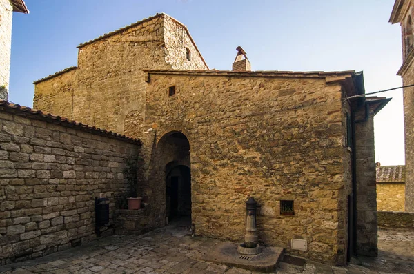 Pedra Tijolo Edifício Com Janelas Porta Com Arco Antiga Aldeia — Fotografia de Stock