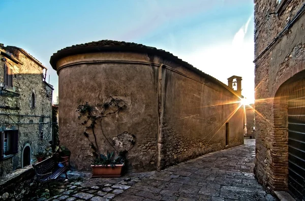 夕阳灯擦伤石砖砌体与中世纪古村落的门窗和拱形门 — 图库照片