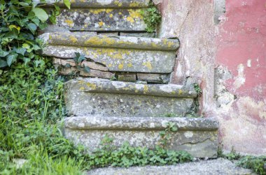 geçit tarihi Ortaçağ Köyü antik bir evde ayaklarda milyonlarca tarafından giyilen taş basamaklar