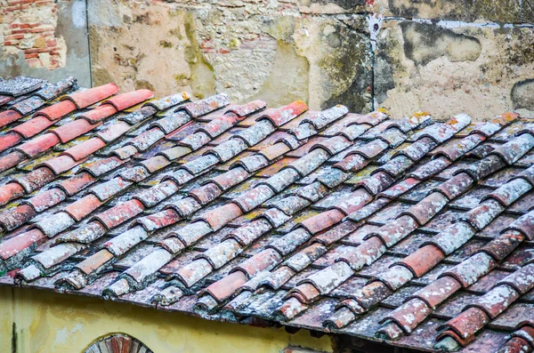 Крыша Выдержанной Кирпичной Крышей Мхом Изменением Цвета — стоковое фото