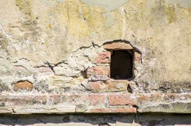Yaşlı duvar ve sıva delikli tuğla ve taş altında görülebilir ile çatlaklar