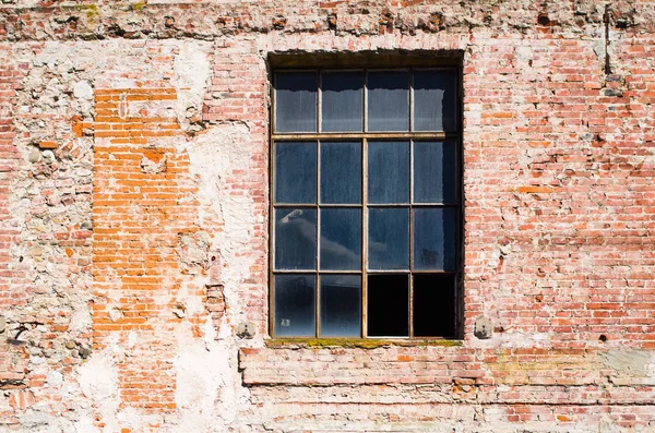 Старые Окна Старинного Исторического Здания Кирпичной Каменной Кладкой — стоковое фото