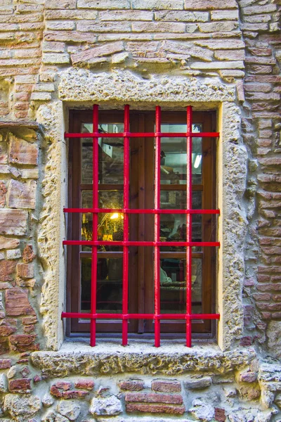 Окно Красной Решеткой Человек Работающий Внутри Исторического Здания — стоковое фото