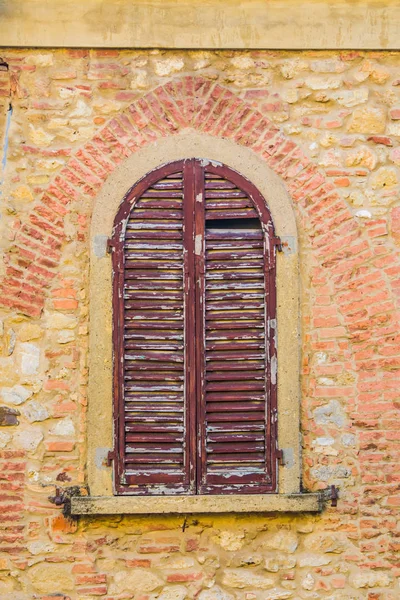 Historisches Gebäude Ziegeln Und Putz Mit Alten Bogenfenstern — Stockfoto