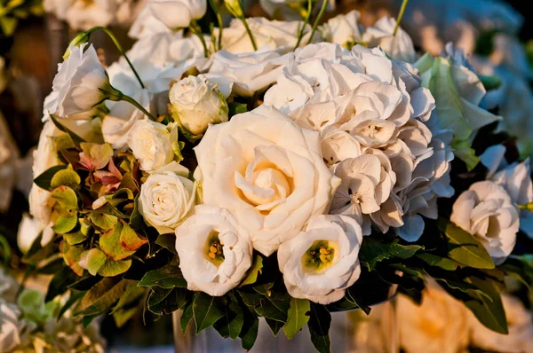 Gran Arreglo Floral Rosas Blancas Hortensias Listo Para Los Amantes —  Fotos de Stock