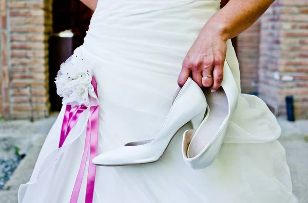 Braut Hält Schuhe Hochzeitstag — Stockfoto