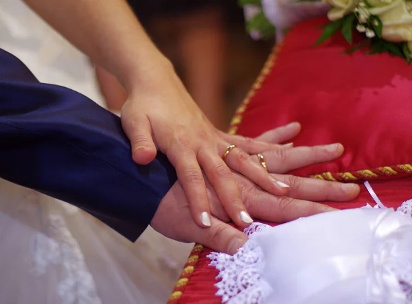 Vingers Van Jonge Echtgenoten Spelen Raken Ringen Van Liefde Die — Stockfoto