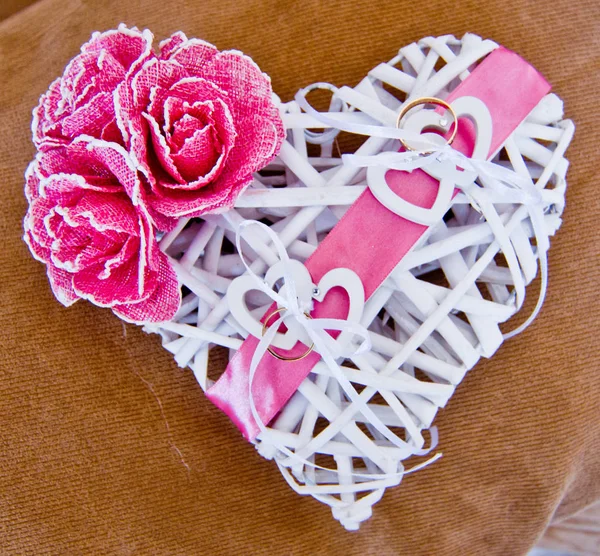 Travesseiro Forma Coração Madeira Branca Com Flores Fitas Rosa Para — Fotografia de Stock