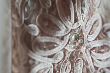 en güzel gününde, düğün süslemeleri, dantel, çiçekler, arabesk ve inciler gelinin elbise süslemek