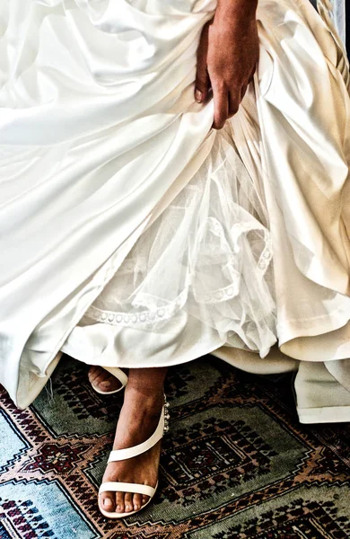 Belles Chaussures Élégantes Embellissent Robe Mariée Dans Belle Journée Mariage — Photo