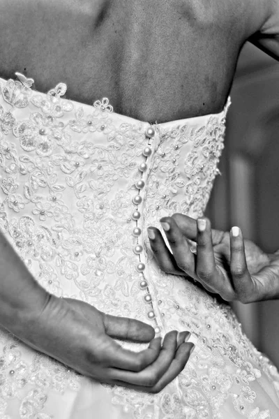 Las Manos Joven Novia Cierran Vestido Del Matrimonio Que Deja — Foto de Stock